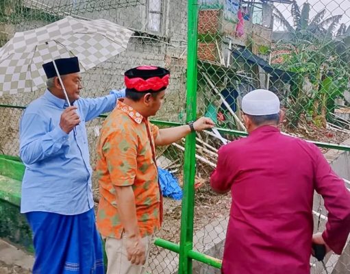 Nur Hidayat DPRD Depok Bersama Warga Perbaiki Pagar Jembatan Gang Masjid Cisalak